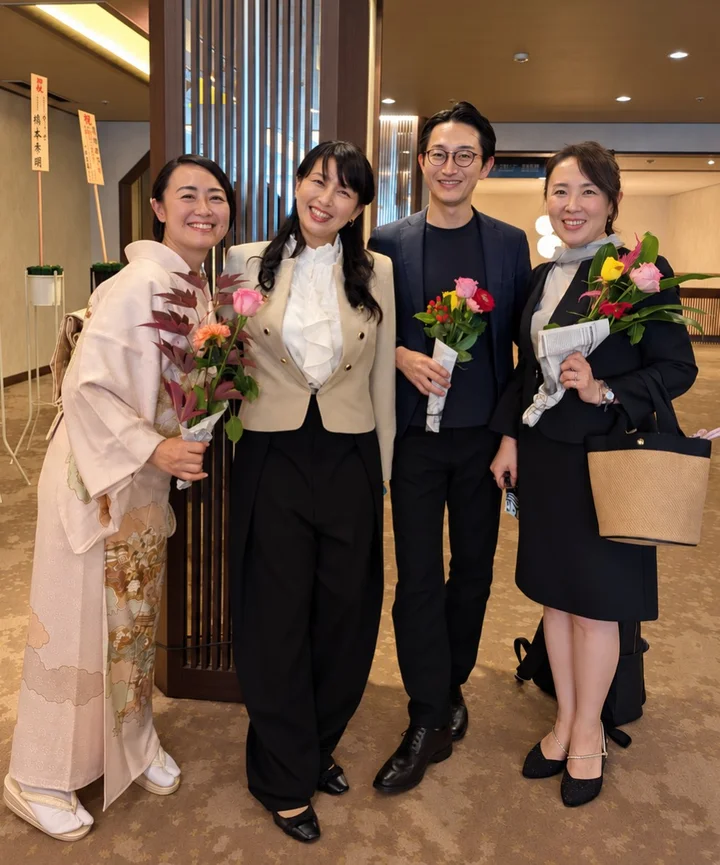 会場にて。花束を手にした4名
